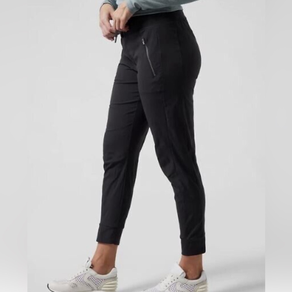 Athleta Trekkie North Jogger. Black size 4